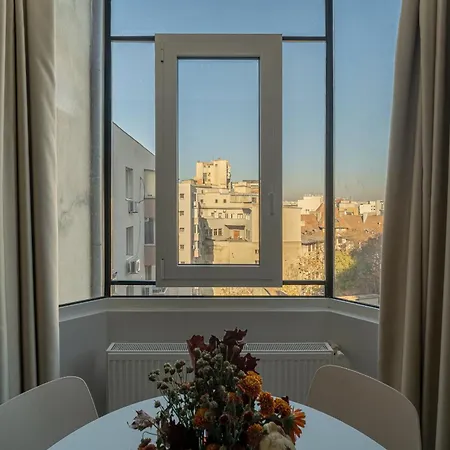 Top-floor Romanian Athenae 2br Apartment, Quiet Views * Бухарест