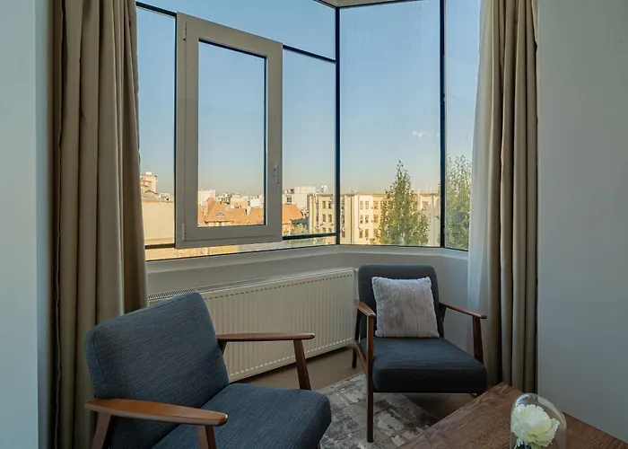 Top-floor Romanian Athenae 2br Apartment, Quiet Views Apartman