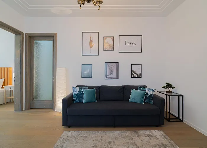 Top-floor Romanian Athenae 2br Apartment, Quiet Views Apartman *