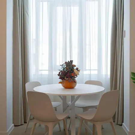 Apartment Top-floor Romanian Athenae 2br Apartment, Quiet Views *