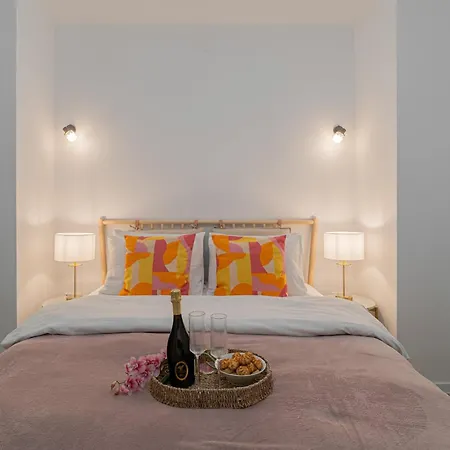 Top-floor Romanian Athenae 2br Apartment, Quiet Views Apartment Bucharest