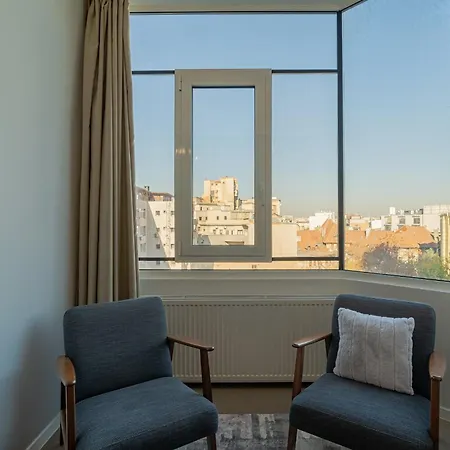 Apartment Top-floor Romanian Athenae 2br Apartment, Quiet Views *