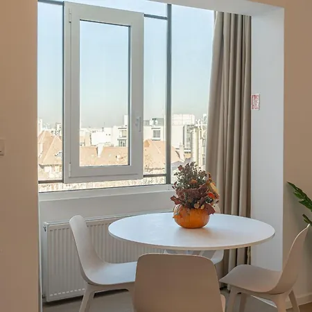 Top-floor Romanian Athenae 2br Apartment, Quiet Views
