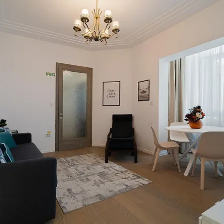 Top-floor Romanian Athenae 2br Apartment, Quiet Views Apartment Bucharest