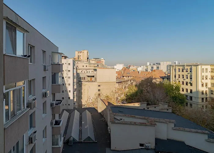 Top-floor Romanian Athenae 2br Apartment, Quiet Views Apartmán Bukurešť