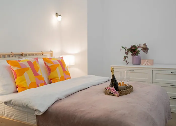 Top-floor Romanian Athenae 2br Apartment, Quiet Views Apartmán