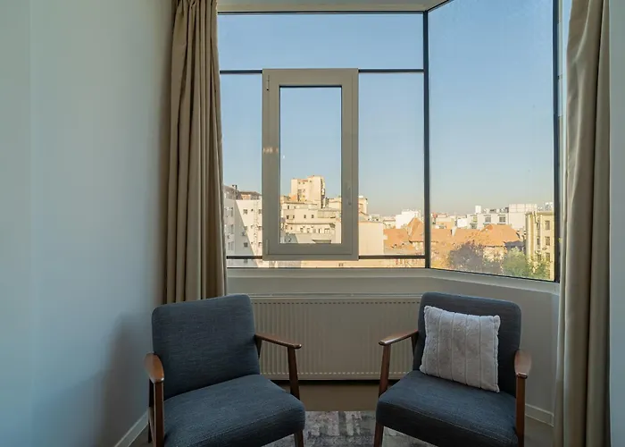 Apartment Top-floor Romanian Athenae 2br Apartment, Quiet Views *
