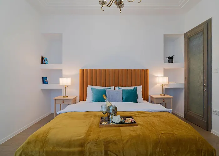 Top-floor Romanian Athenae 2br Apartment, Quiet Views * Bucharest