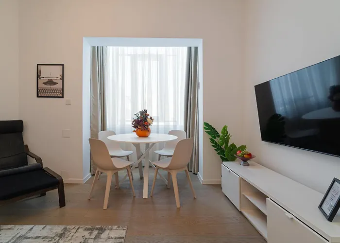 Top-floor Romanian Athenae 2br Apartment, Quiet Views Bukurešť