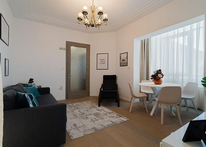 Top-floor Romanian Athenae 2br Apartment, Quiet Views Lejlighed Bukarest