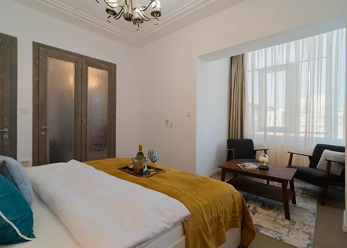 Top-floor Romanian Athenae 2br Apartment, Quiet Views Apartmán