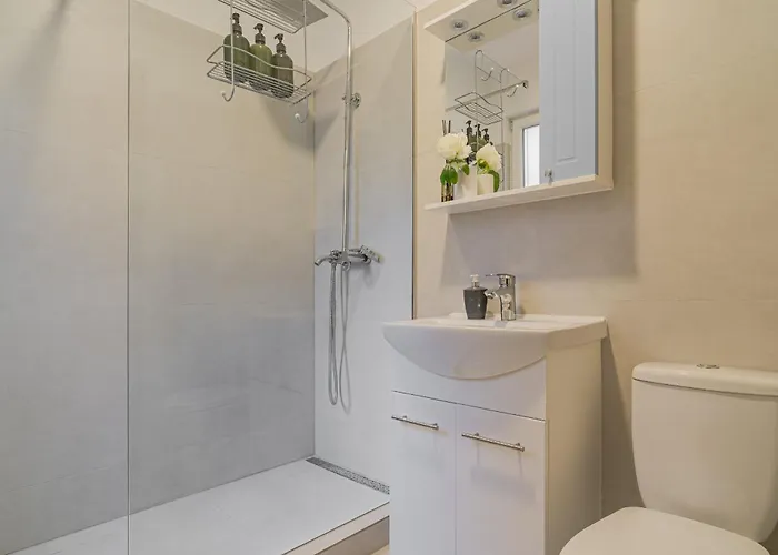 Apartment Top-floor Romanian Athenae 2br Apartment, Quiet Views *