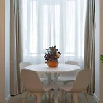 Apartamento Top-floor Romanian Athenae 2br Apartment, Quiet Views *