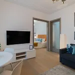 Top-floor Romanian Athenae 2br Apartment, Quiet Views Apartamento
