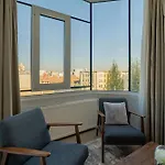 Top-floor Romanian Athenae 2br Apartment, Quiet Views Apartamento
