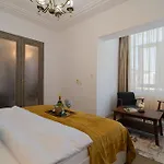 Top-floor Romanian Athenae 2br Apartment, Quiet Views Apartamento