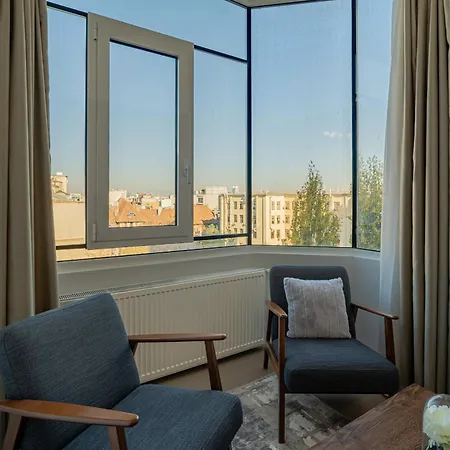 Top-floor Romanian Athenae 2br Apartment, Quiet Views Apartament