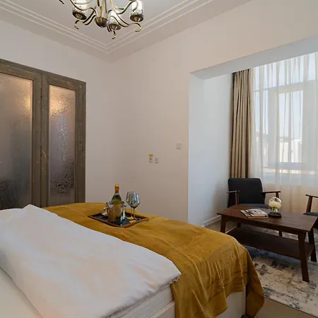 Top-floor Romanian Athenae 2br Apartment, Quiet Views Apartament