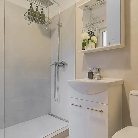 Apartament Top-floor Romanian Athenae 2br Apartment, Quiet Views *