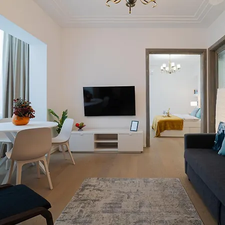 Apartment Top-floor Romanian Athenae 2br Apartment, Quiet Views