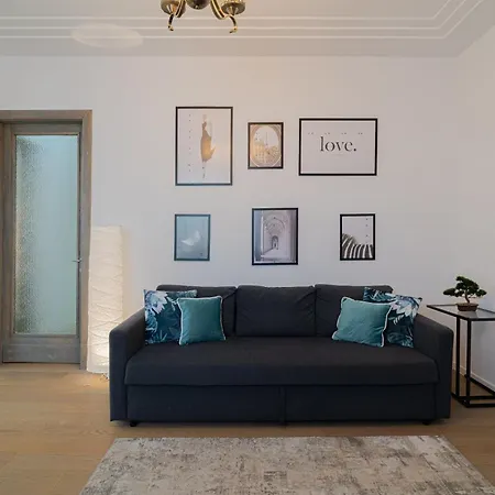 Top-floor Romanian Athenae 2br Apartment, Quiet Views Apartment *