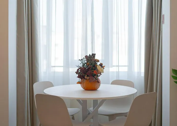 Apartment Top-floor Romanian Athenae 2br Apartment, Quiet Views *