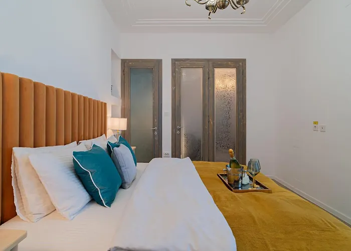 Top-floor Romanian Athenae 2br Apartment, Quiet Views * Bucharest