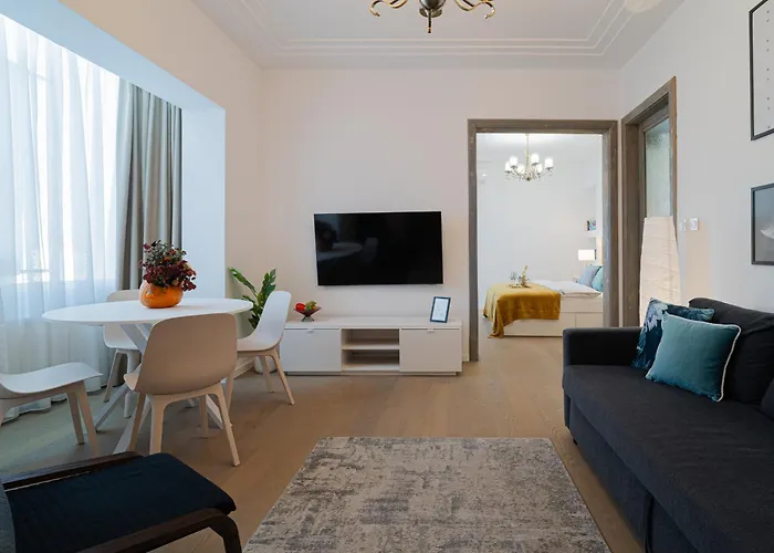 Apartment Top-floor Romanian Athenae 2br Apartment, Quiet Views