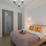 Apartament Top-floor Romanian Athenae 2br Apartment, Quiet Views Bucureşti