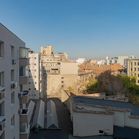 Top-floor Romanian Athenae 2br Apartment, Quiet Views Apartament Bukareszt