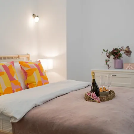 Top-floor Romanian Athenae 2br Apartment, Quiet Views Apartament