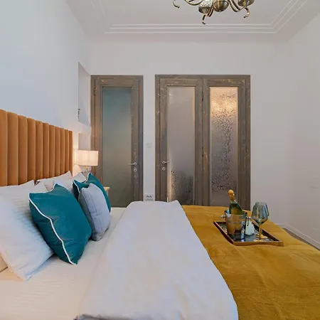 Top-floor Romanian Athenae 2br Apartment, Quiet Views * Bukareszt