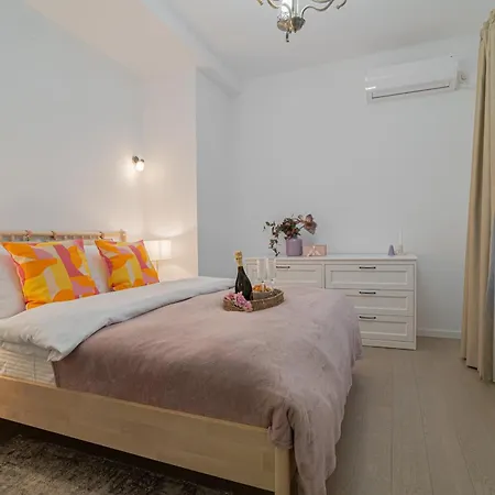 Top-floor Romanian Athenae 2br Apartment, Quiet Views * Bukareszt