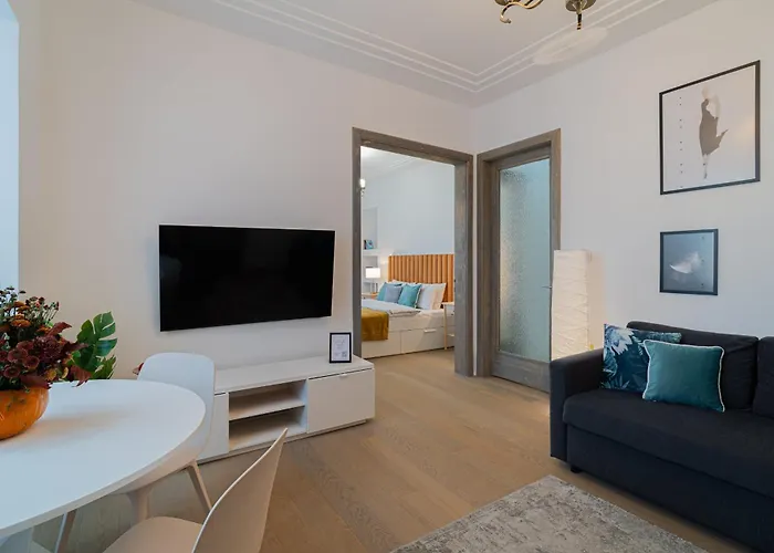 Top-floor Romanian Athenae 2br Apartment, Quiet Views Apartament