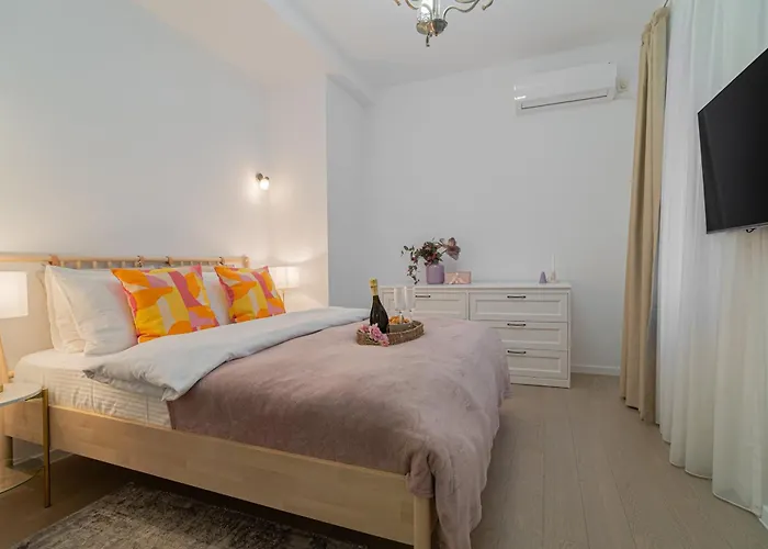 Top-floor Romanian Athenae 2br Apartment, Quiet Views * Bukareszt